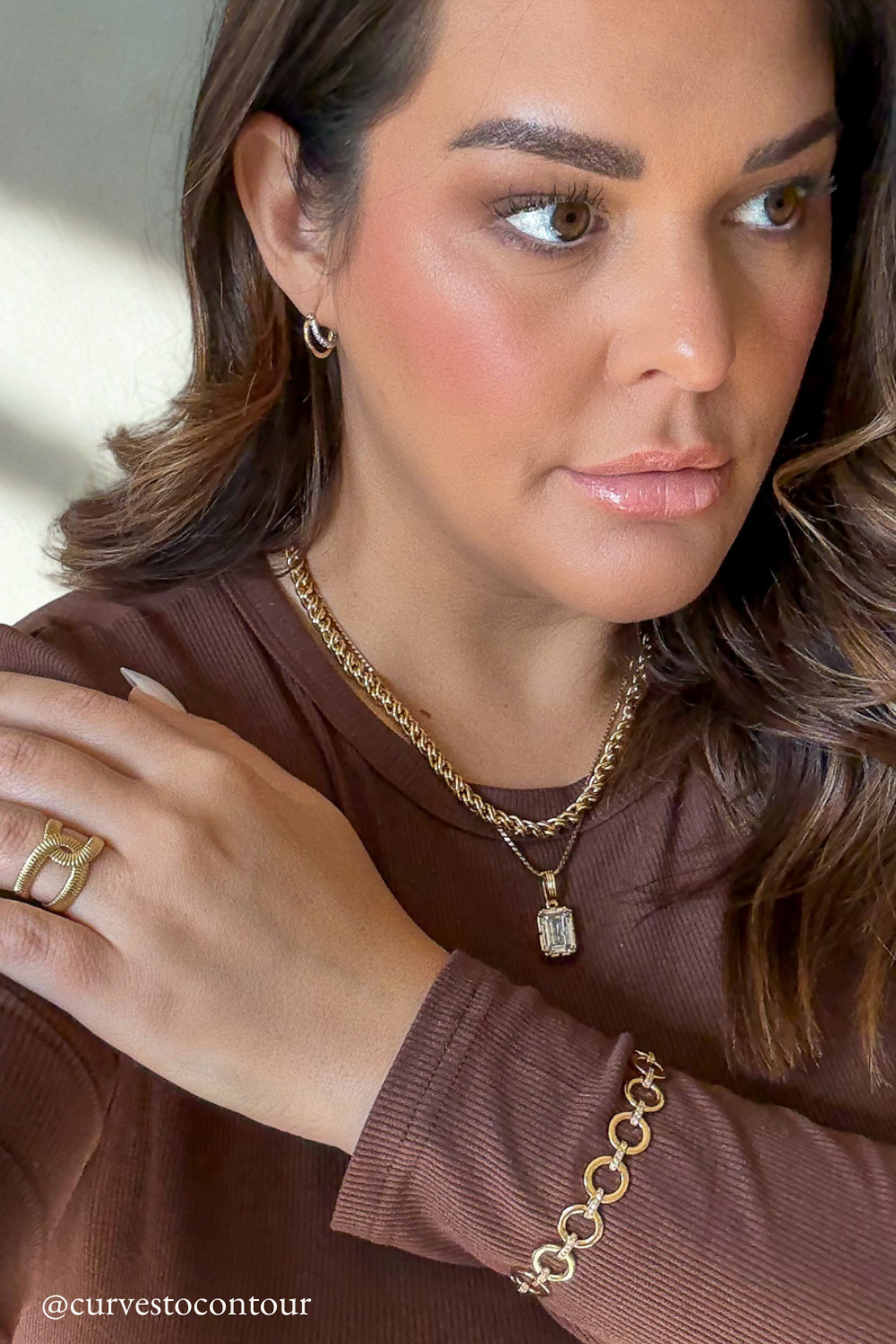 Influencer curvestocontour wearing the gold aria bracelet with the celine ring and adrian necklace in gold.